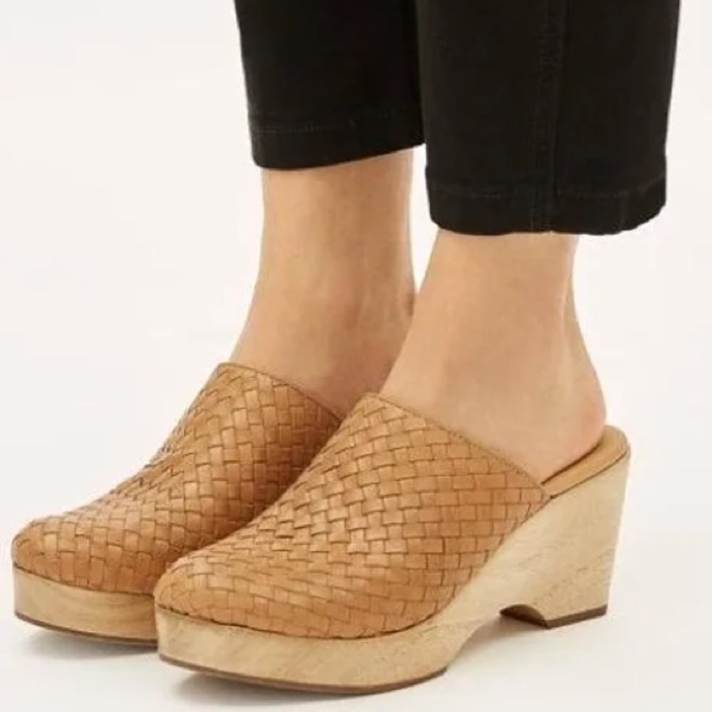 Everlane woven clog in tan, size 9